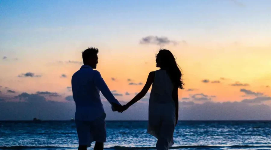 Couple en voyage de noces au Maroc. Le couple pose sur la plage Marocaine, un coucher de soleil